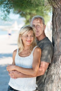 romantisches älteres paar genießt die zeit am meer